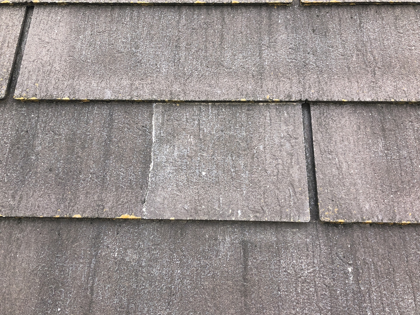 【東京都八王子市】スレート屋根の棟板金の釘の増し打ち、ひび割れ補修工事の事例　ひび割れて完全に割れた部分の補修