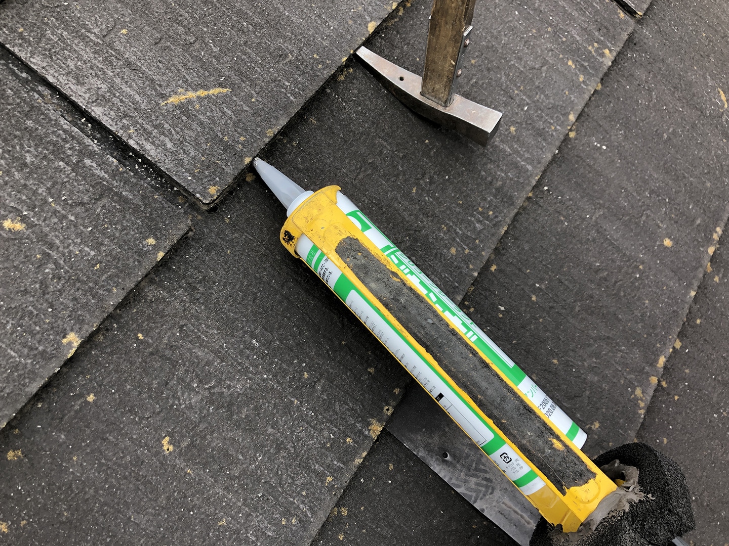 【東京都八王子市】スレート屋根の棟板金の釘の増し打ち、ひび割れ補修工事の事例　接着剤の注入