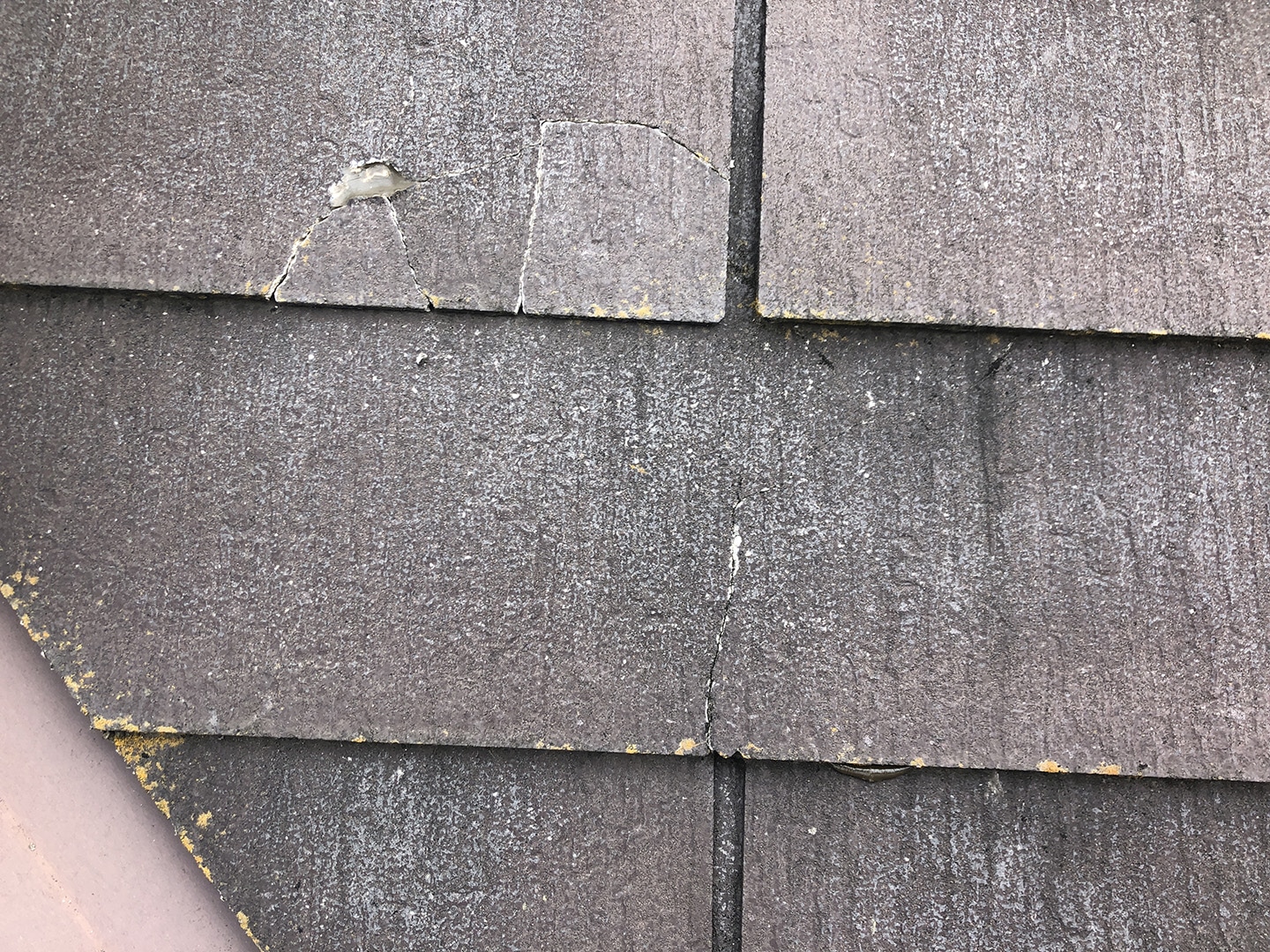 【東京都八王子市】スレート屋根の棟板金の釘の増し打ち、ひび割れ補修工事の事例　ひび割れて完全に割れた部分の補修