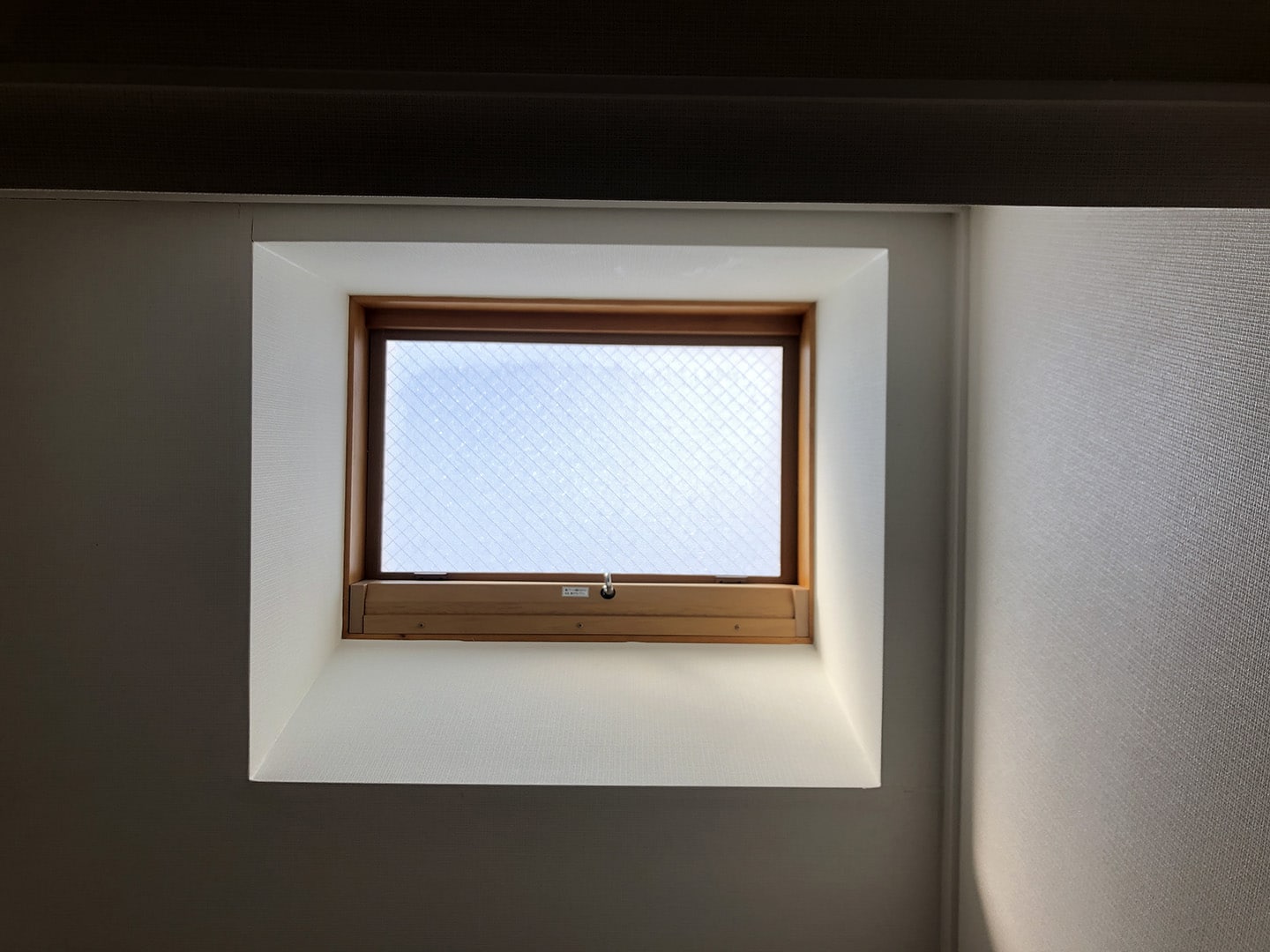 天窓のガラスパッキンの雨漏り予防メンテナンス工事の事例　工事前　室内側