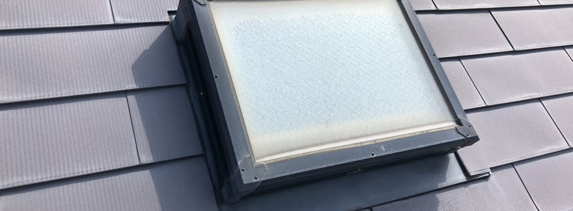 天窓のガラスパッキンの雨漏り予防メンテナンス工事の事例　　工事前　屋根側