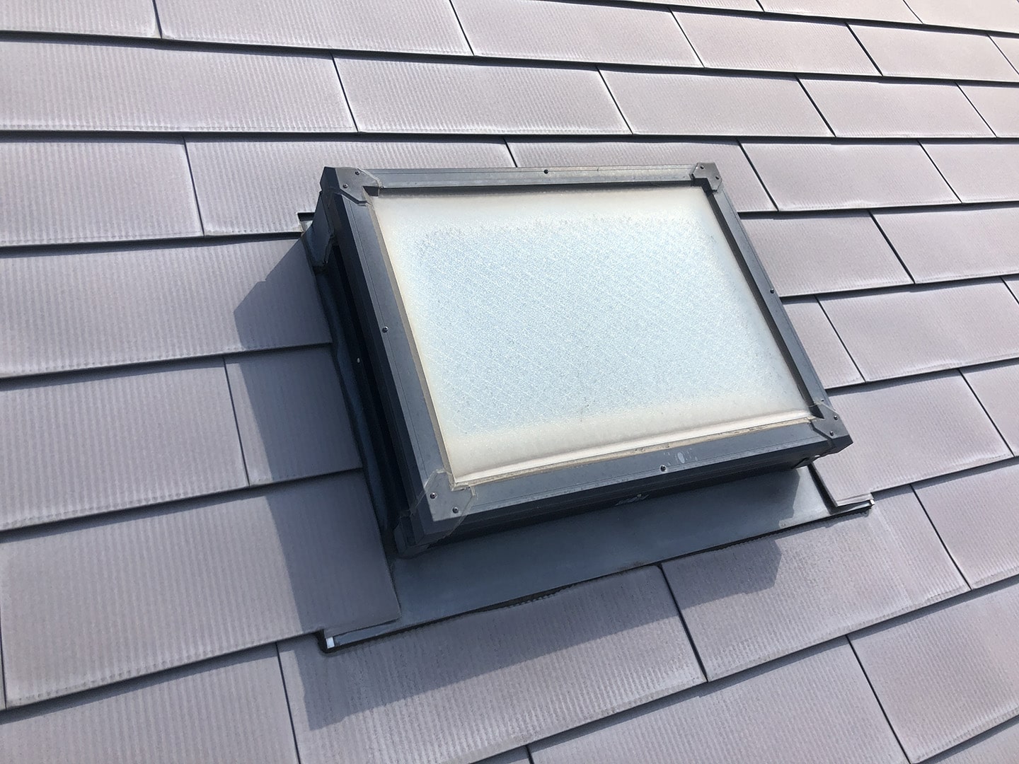 天窓のガラスパッキンの雨漏り予防メンテナンス工事の事例　　工事前　屋根側