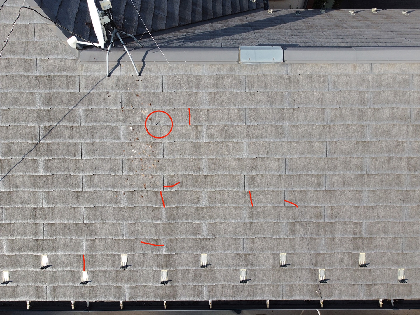 【埼玉県川口市】スレート屋根の点検、ひび割れ補修工事の事例　屋根ドローン撮影