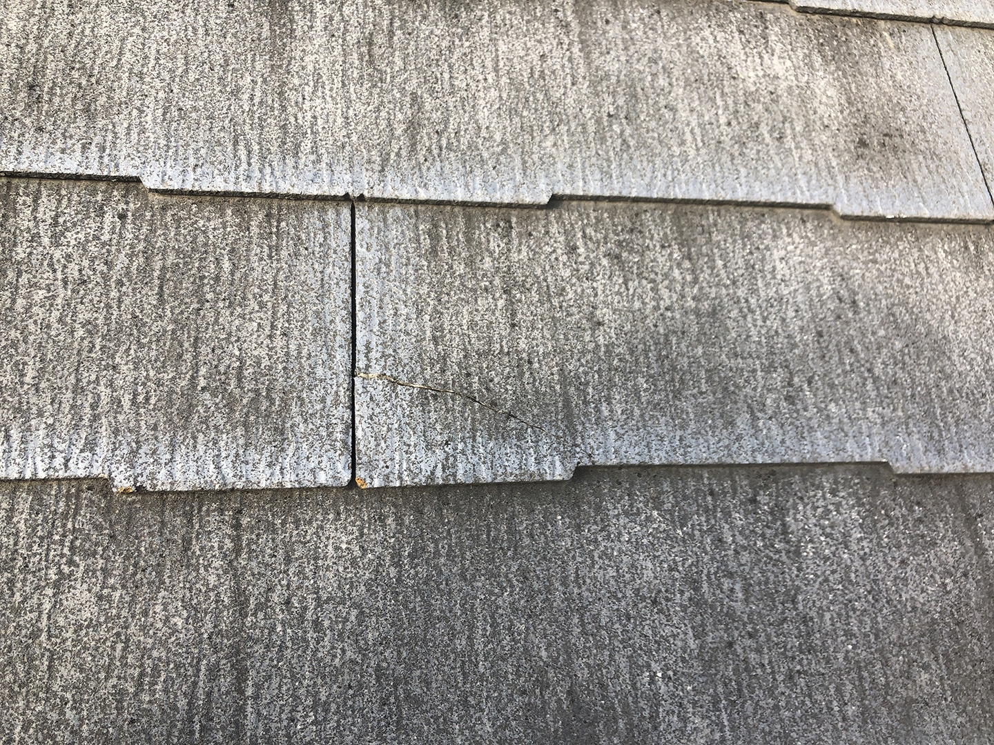 【埼玉県川口市】スレート屋根の点検、ひび割れ補修工事の事例　ひび割れて完全に割れた部分の補修