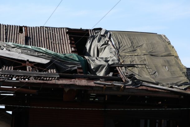 スレート屋根に空いた穴を補修する方法