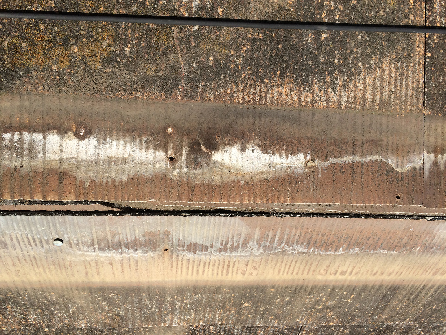東京都大田区　スレート屋根　棟交換工事　棟の下地木材の固定釘の釘穴