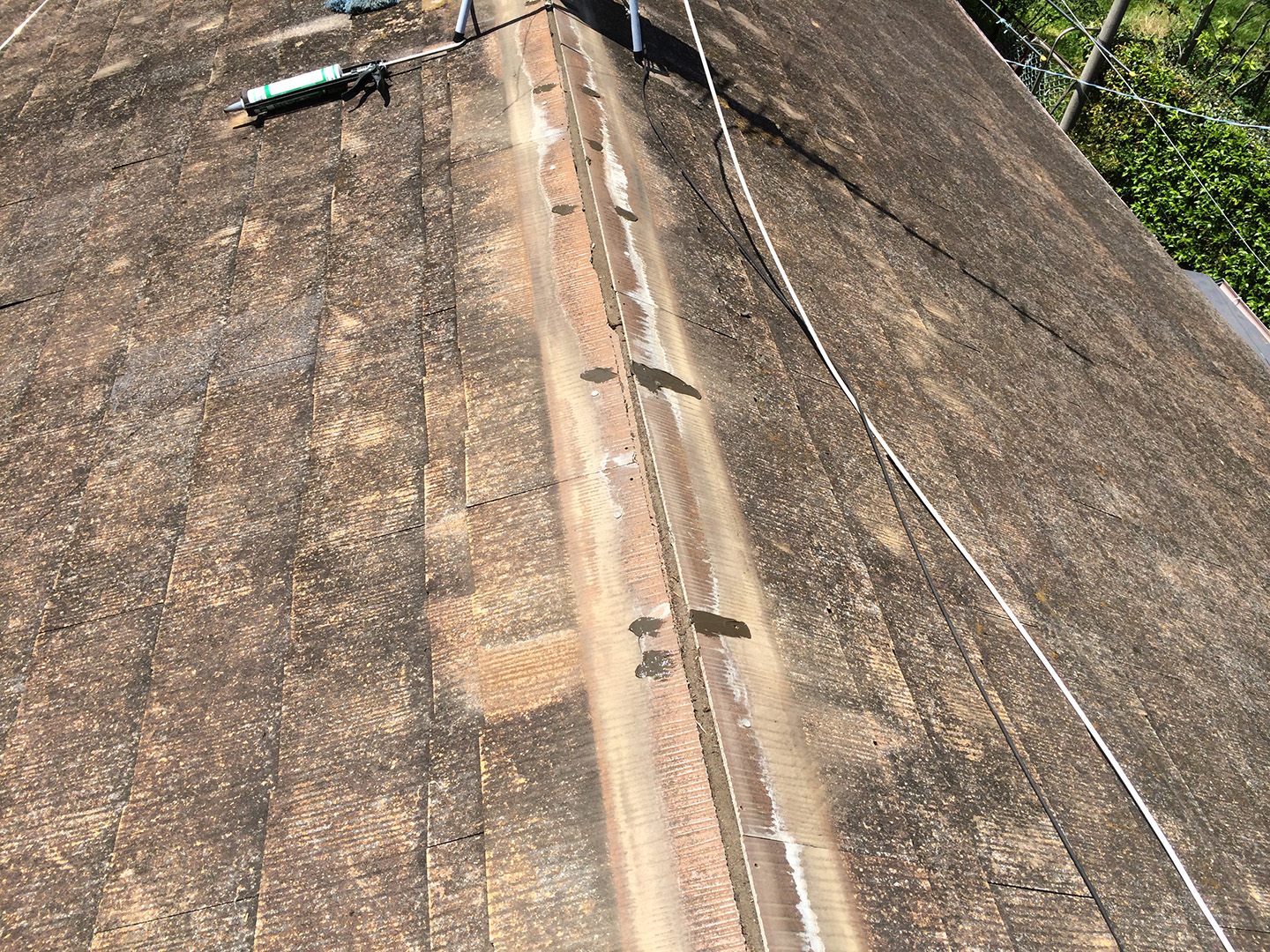 東京都大田区　スレート屋根　棟交換工事　棟の下地木材の固定釘の釘穴補修