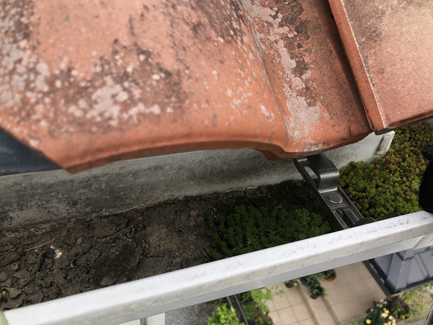 【東京都八王子市】瓦屋根の割れ修理、雨どい掃除の工事事例　大きな土の塊