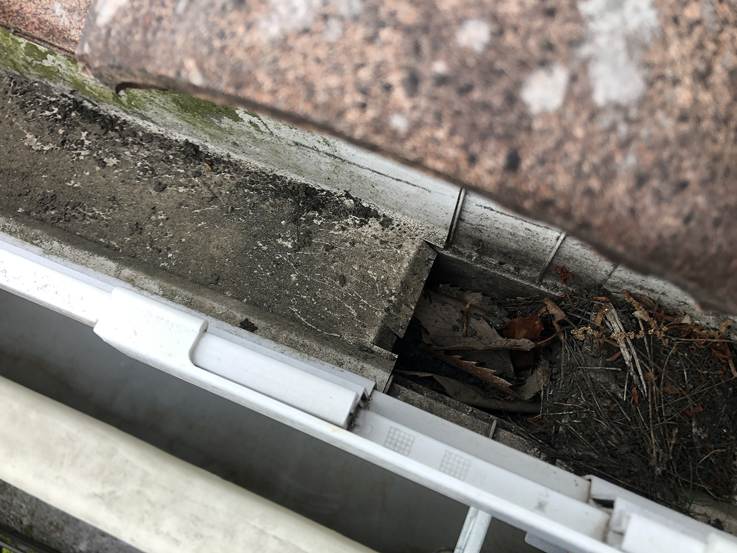 【東京都八王子市】瓦屋根の割れ修理、雨どい掃除の工事事例　大きな土の塊