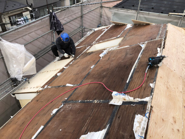 工程1：防水シートを剥がして下地がむき出しになった屋根