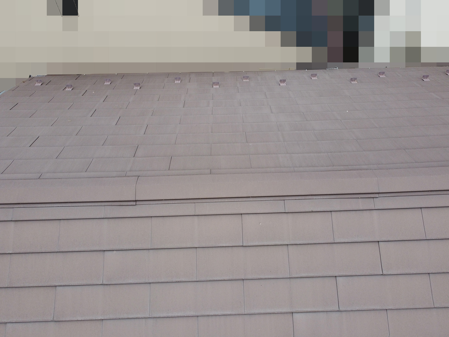 【東京都品川区】業者指摘の不安解消で、ガルバリウムの金属屋根のドローン点検の事例　２階屋根の棟の状況