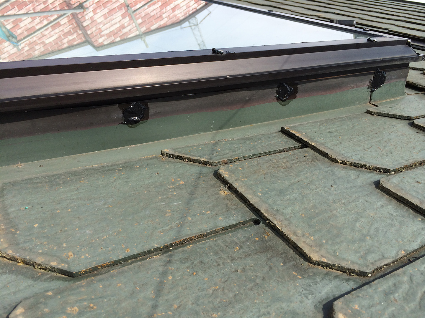 横浜市青葉区　YKKAP天窓ガラスシール工事事例　立ち上げ板金の防水処理