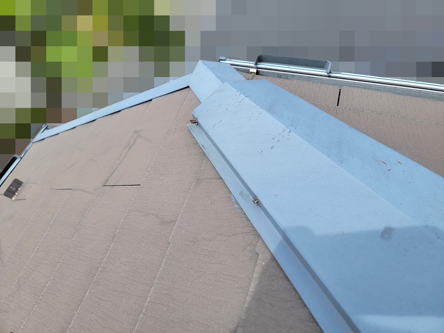 【東京都大田区】スレート屋根の天窓雨漏り　棟板金　固定釘の抜け