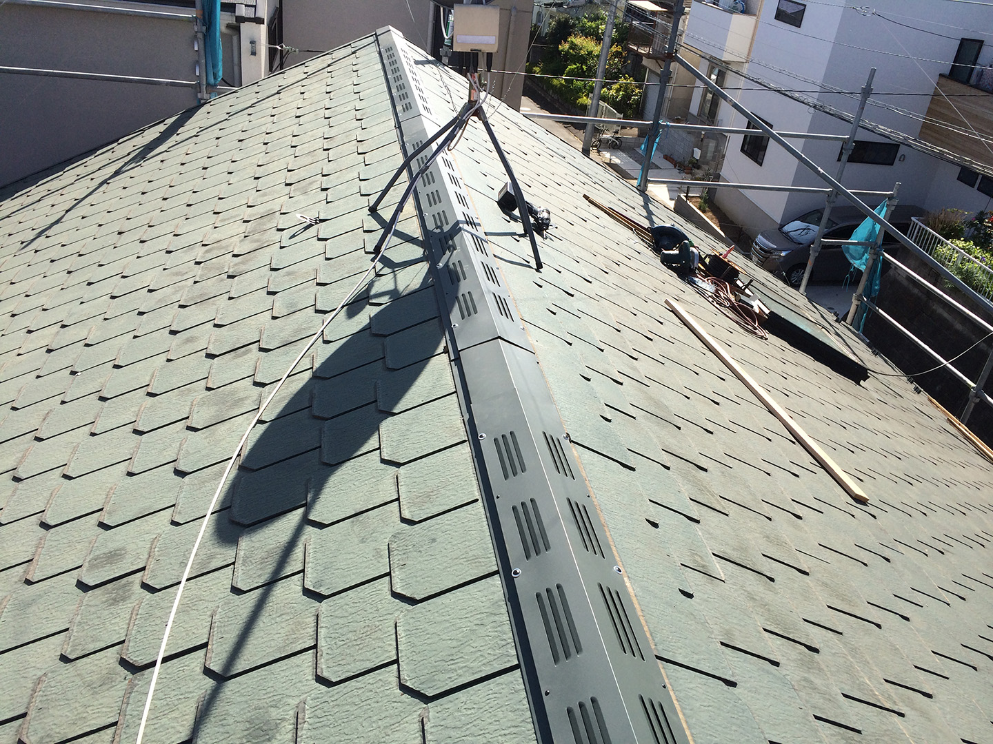 横浜市青葉区　屋根裏の結露対策の棟換気の設置工事　完了