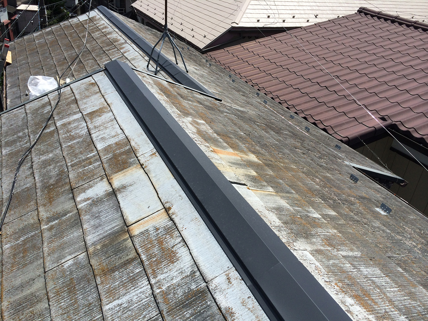 【横浜市瀬谷区】スレート屋根、棟板金の交換修理の工事の事例　工事完了