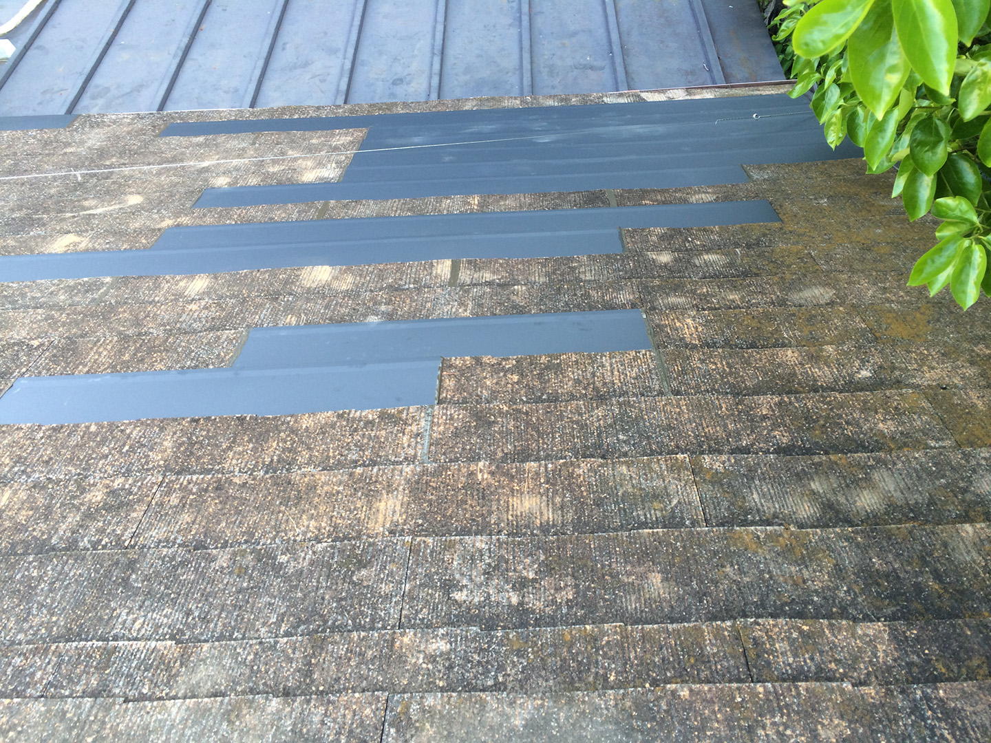 ガルバリウム鋼板の屋根材で、部分的にカバー工法　部分カバー完了