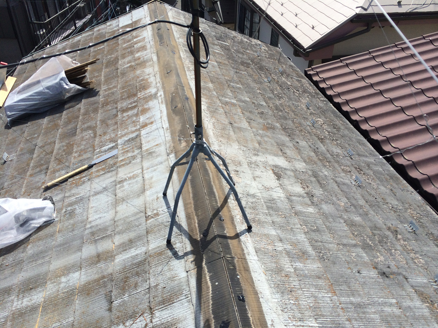【横浜市瀬谷区】スレート屋根、棟板金の交換修理の工事の事例　釘穴の防水補修