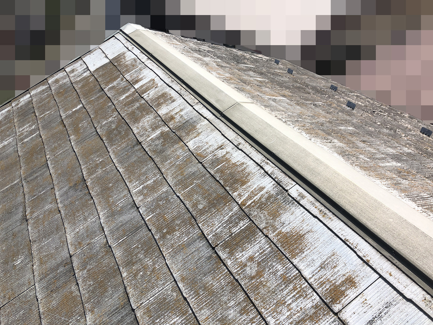【横浜市瀬谷区】スレート屋根、棟板金の交換修理の工事の事例　工事前状況