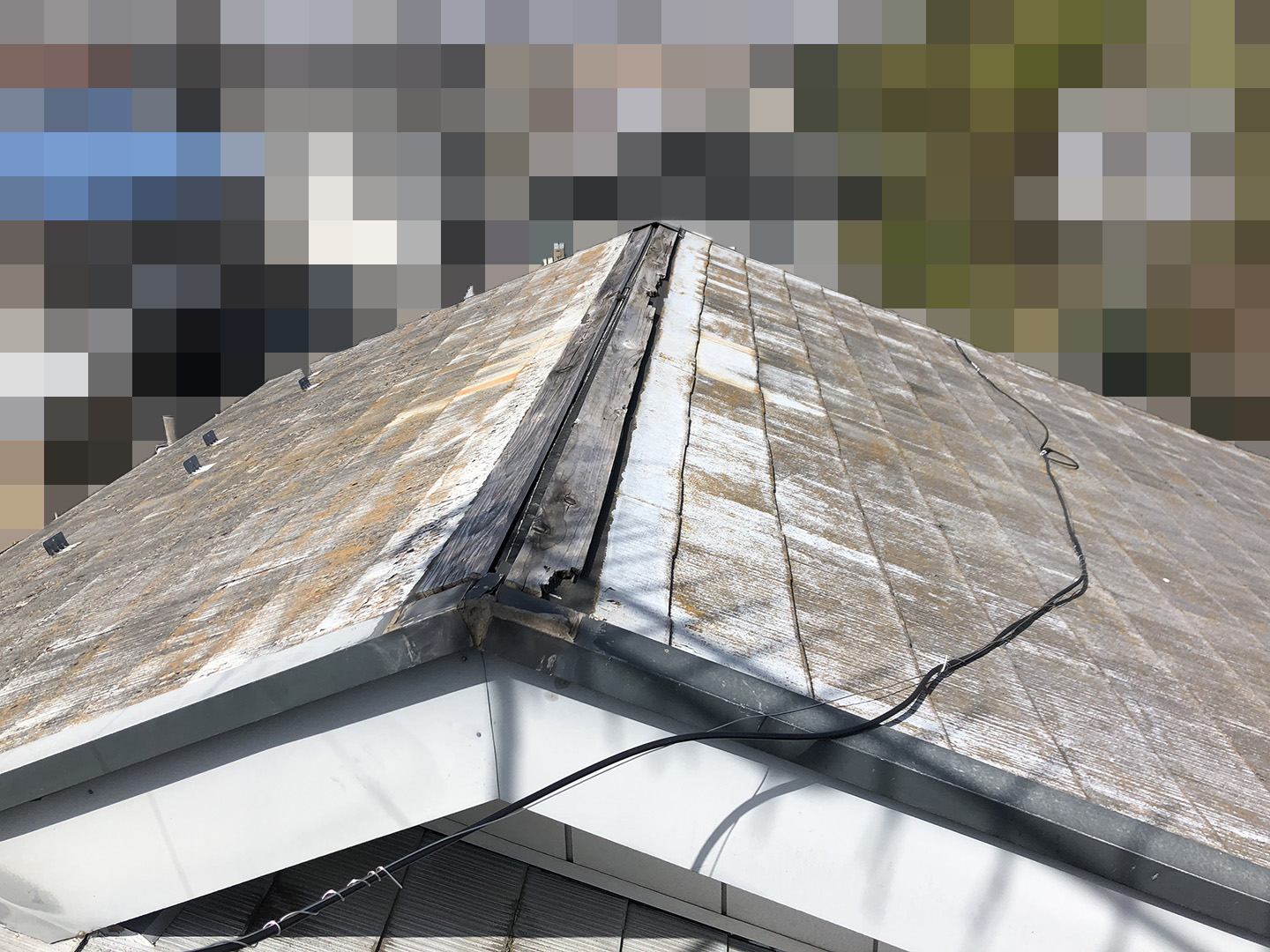 【横浜市瀬谷区】スレート屋根、棟板金の交換修理の工事の事例　工事前状況　棟板金飛散