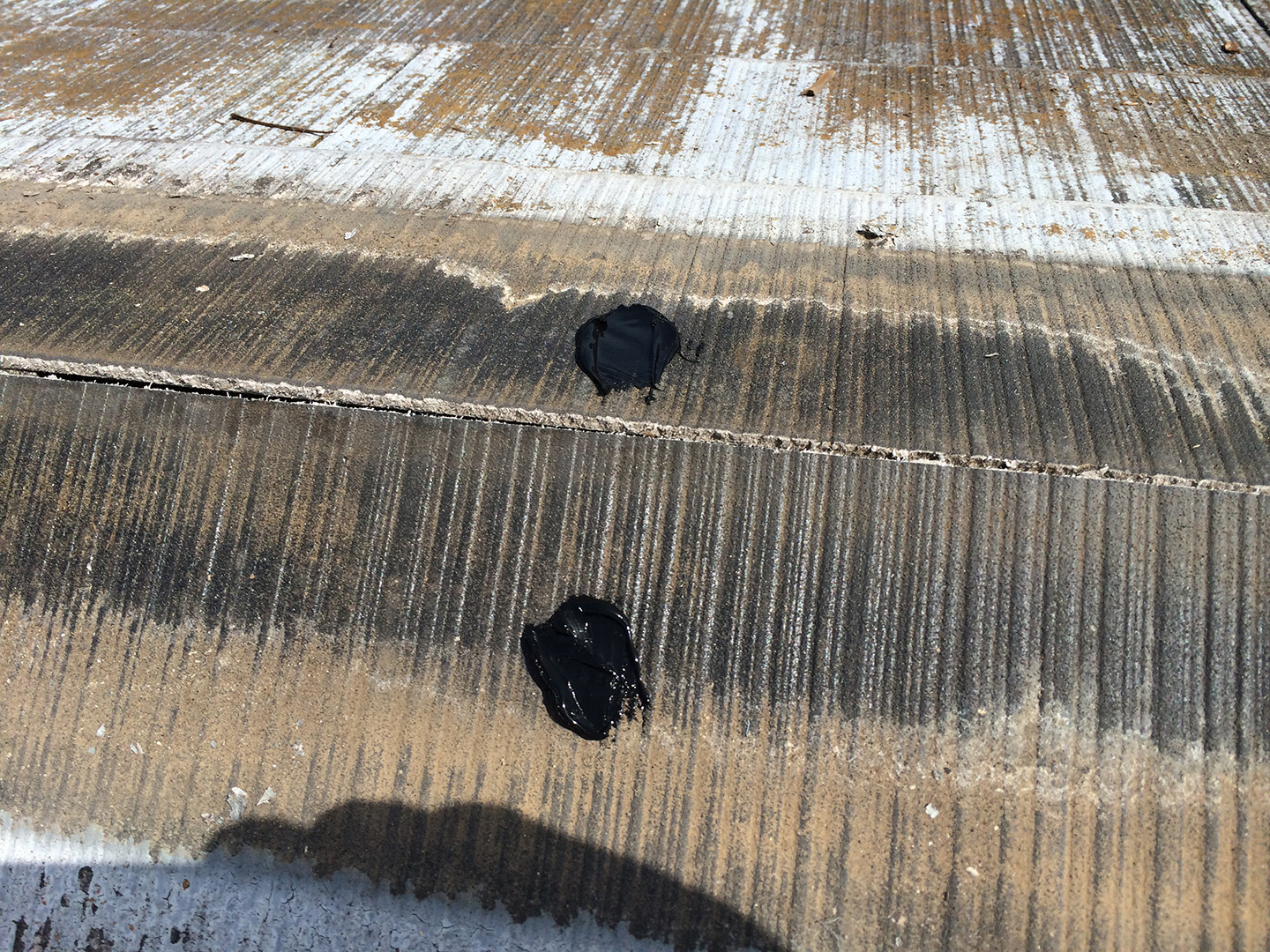 【横浜市瀬谷区】スレート屋根、棟板金の交換修理の工事の事例　釘穴の防水補修