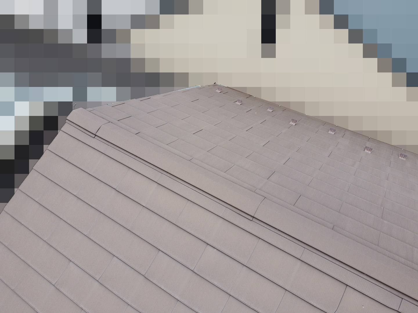 【東京都品川区】業者指摘の不安解消で、ガルバリウムの金属屋根のドローン点検の事例　２階屋根の棟の状況