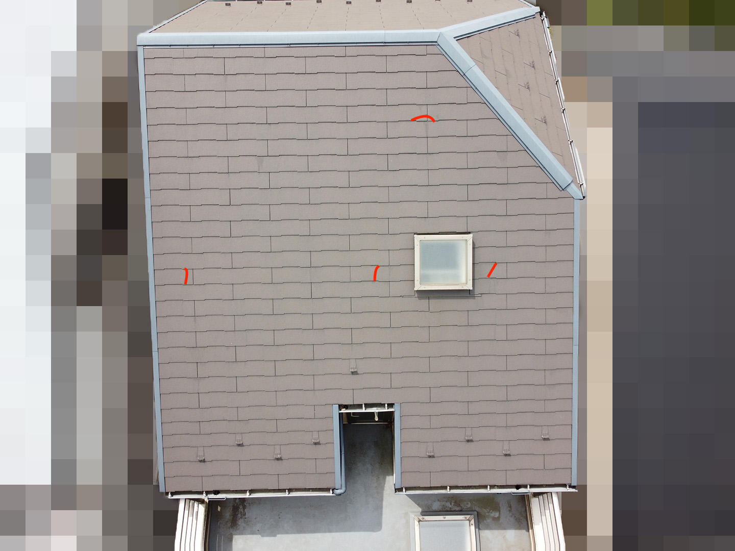 【東京都大田区】スレート屋根の天窓雨漏り　ドローン北面　ひび割れ箇所