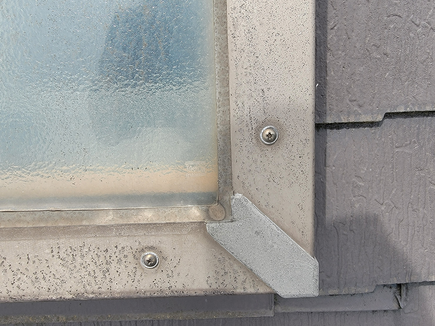 【東京都大田区】スレート屋根の天窓雨漏り　ガラスシール状態