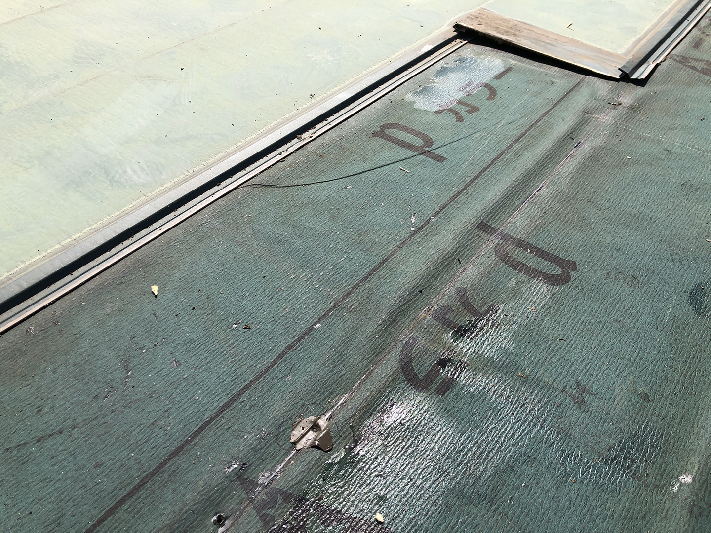 【神奈川県大和市】ガルバ横葺きで雨漏り。緩い傾斜対応の金属屋根材「 立平 」に葺き替え工事の事例　雨漏り状況