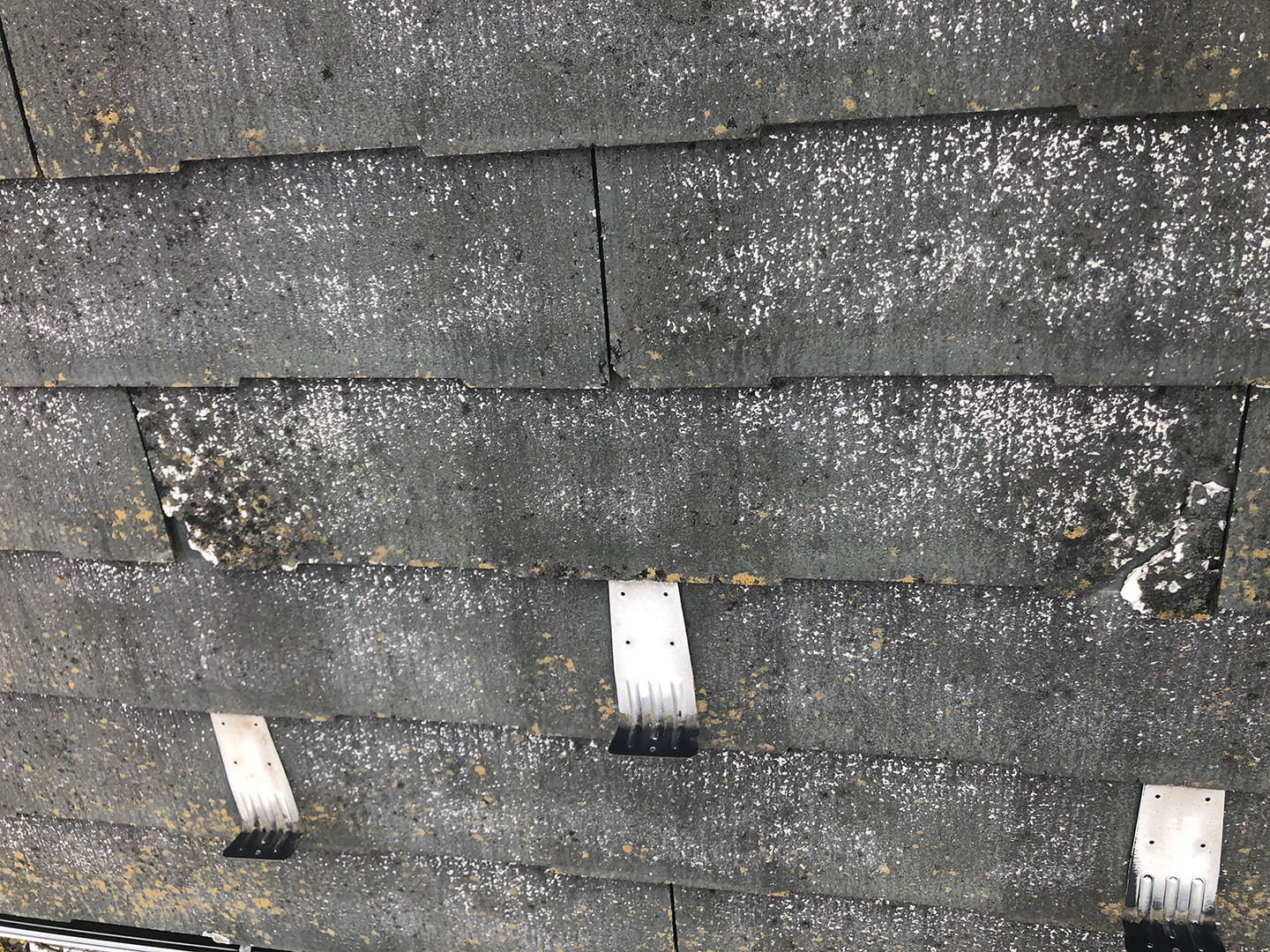 【東京都八王子市】スレート屋根、棟板金の釘増し打ち、ひび割れをガルバで部分カバーする工事の事例　スレートの風化現象