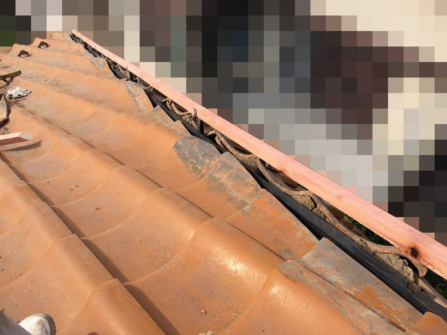 【千葉県船橋市】瓦屋根の雨漏り修理で、棟の一部の取り直し工事の事例　瓦復旧
