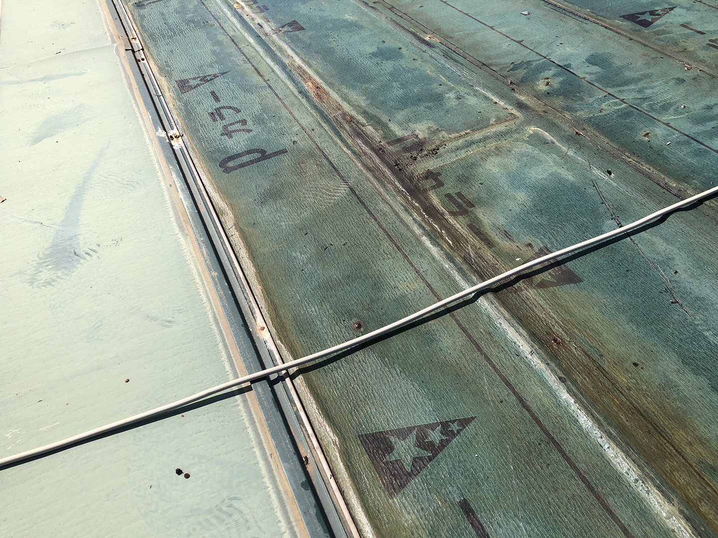 【神奈川県大和市】ガルバ横葺きで雨漏り。緩い傾斜対応の金属屋根材「 立平 」に葺き替え工事の事例　屋根材の撤去
