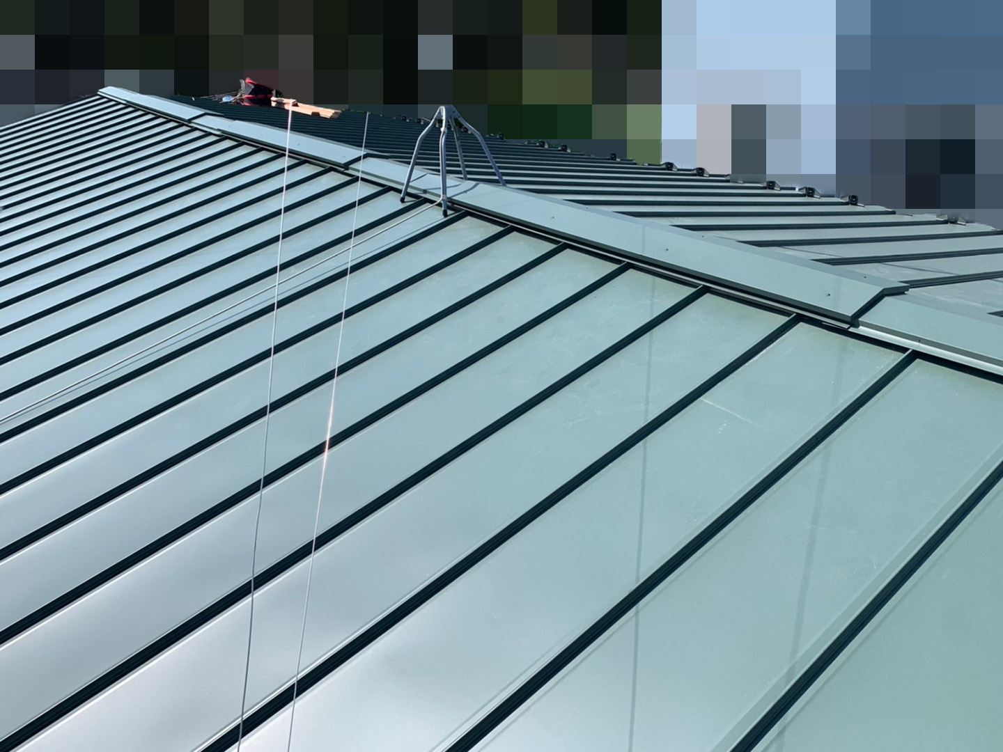 【神奈川県大和市】ガルバ横葺きで雨漏り。緩い傾斜対応の金属屋根材「 立平 」に葺き替え工事の事例　工事完了