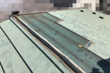 【神奈川県大和市】ガルバ横葺きで雨漏り。緩い傾斜対応の金属屋根材「 立平 」に葺き替え工事の事例　雨漏り調査