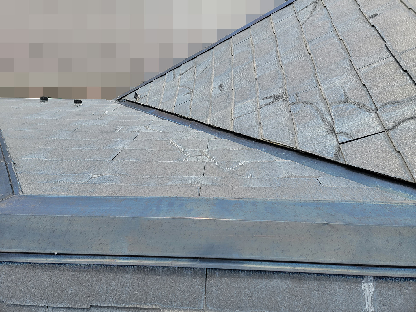 【東京都府中市】築１７年、アスベスト未使用のスレート屋根の今後のメンテナンス相談で、屋根点検の事例　ひび割れ