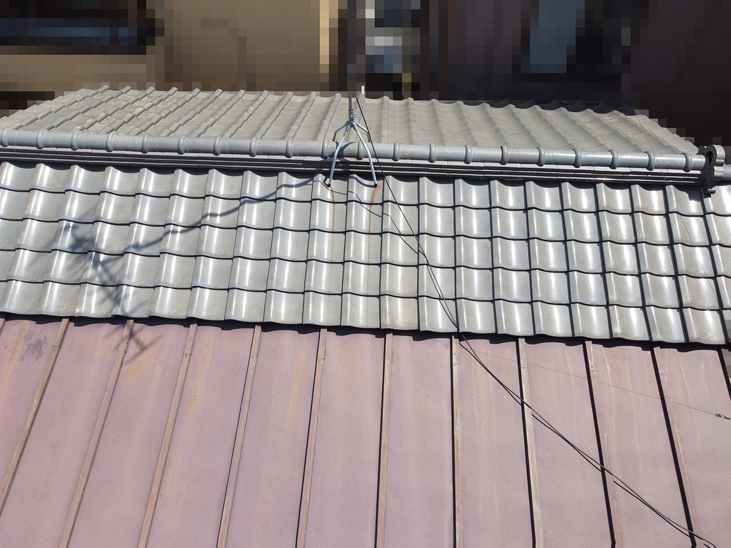 【文京区千石】築３０～４０年、瓦と金属屋根がくっついている屋根の点検事例
