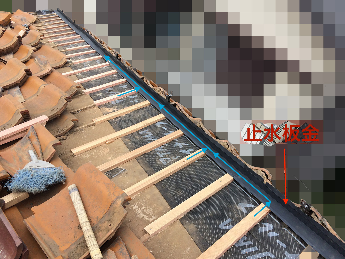 【千葉県船橋市】瓦屋根の雨漏り修理で、棟の一部の取り直し工事の事例　止水板金の設置