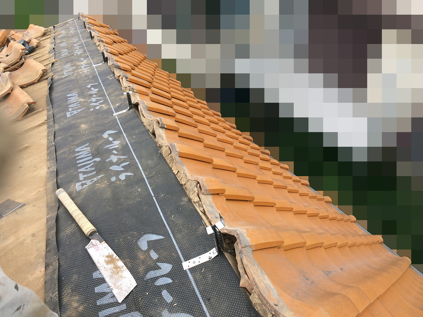 【千葉県船橋市】瓦屋根の雨漏り修理で、棟の一部の取り直し工事の事例　耐震金具の設置