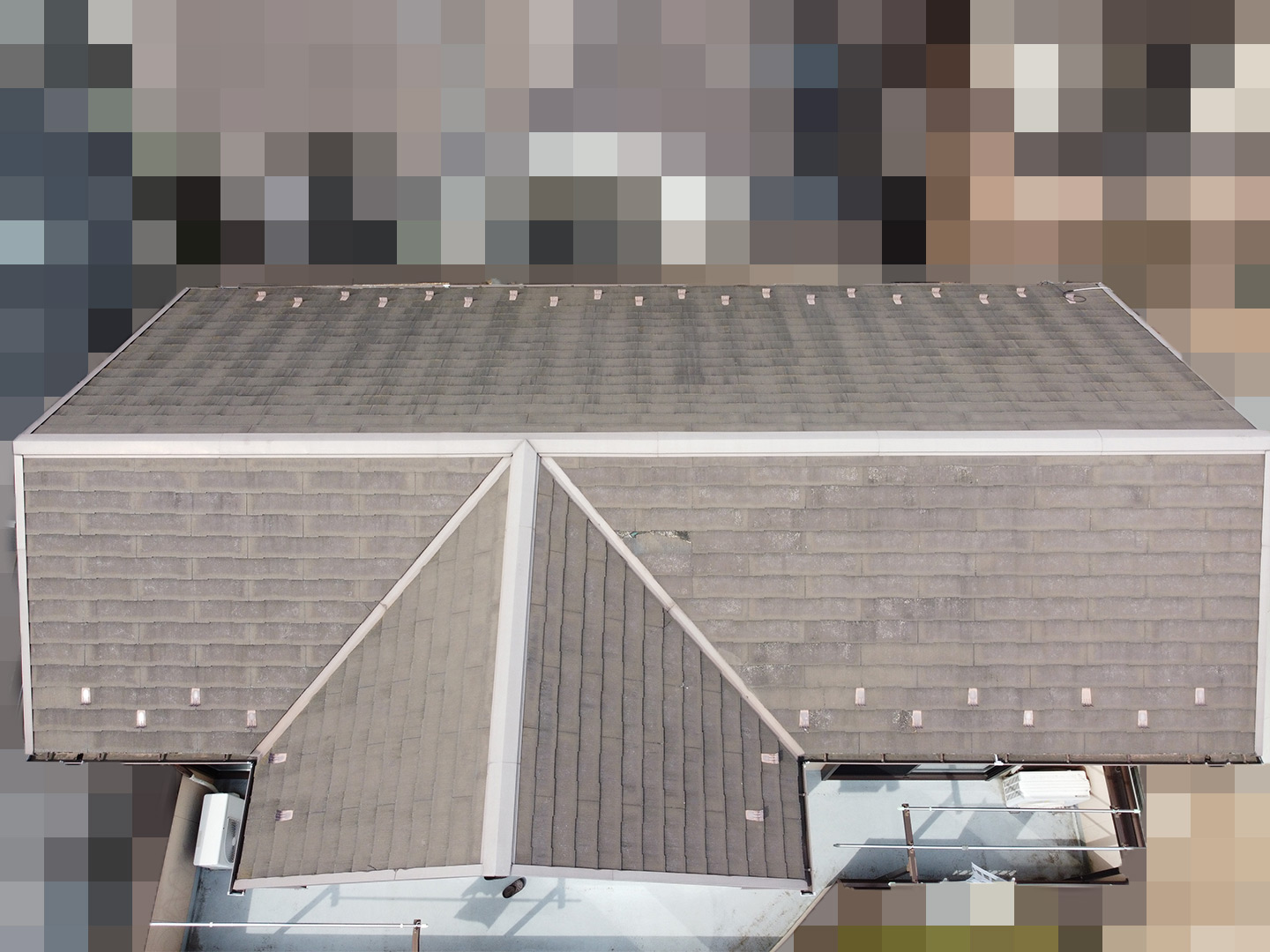 【さいたま市桜区】築１８年、アスベスト未使用のスレート屋根のひび割れで、屋根点検の事例　ドローン南面