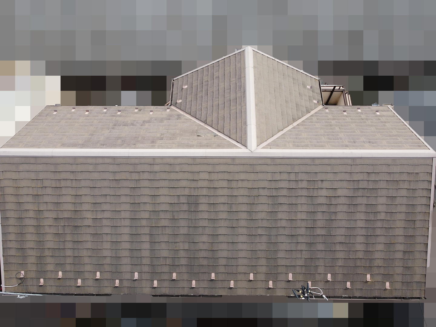 【さいたま市桜区】築１８年、アスベスト未使用のスレート屋根のひび割れで、屋根点検の事例　ドローン北面