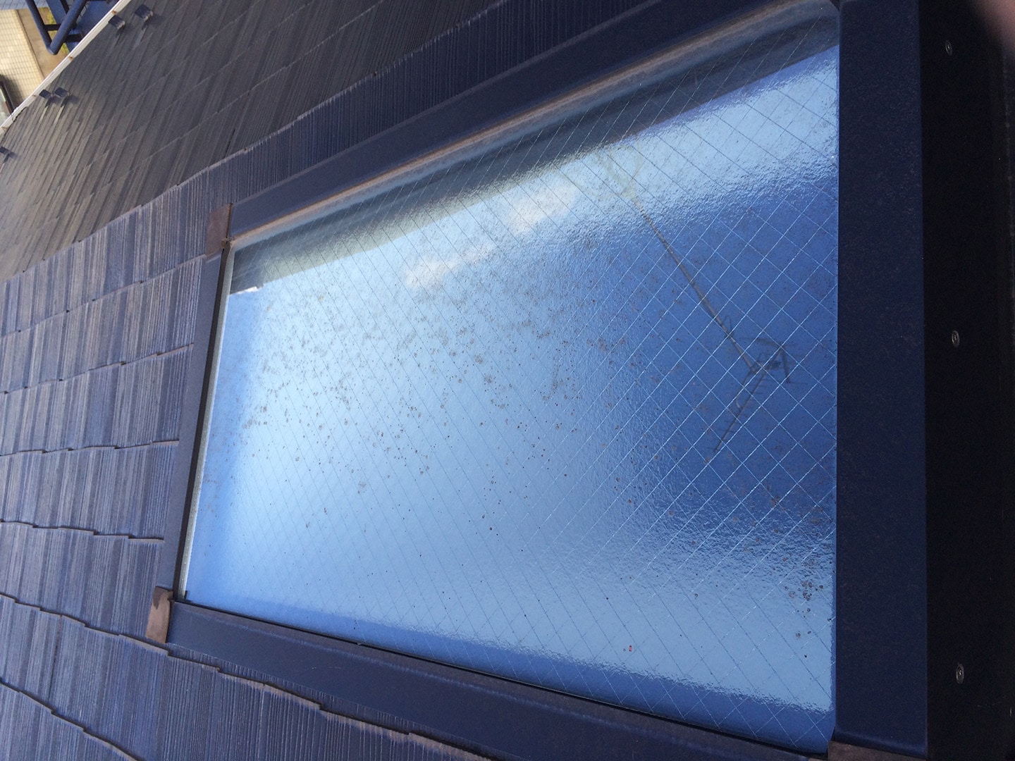 【東京都足立区】「 立山アルミ 」天窓のガラスパッキン劣化による雨漏りの修理工事の事例３