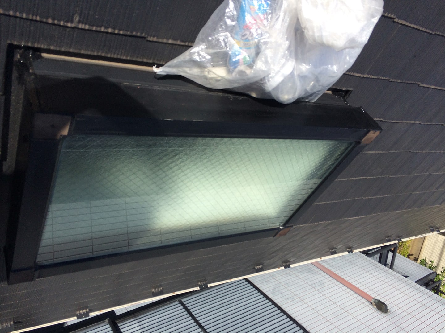 【東京都足立区】「 立山アルミ 」天窓のガラスパッキン劣化による雨漏りの修理工事の事例１５