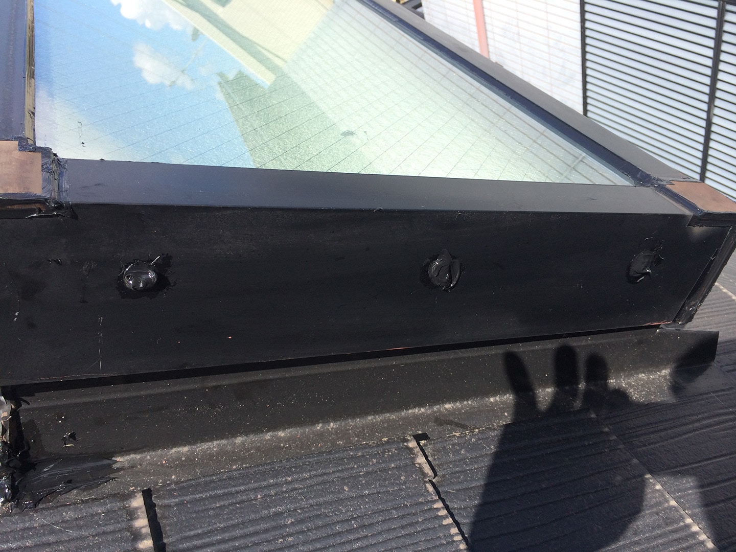 【東京都足立区】「 立山アルミ 」天窓のガラスパッキン劣化による雨漏りの修理工事の事例１７