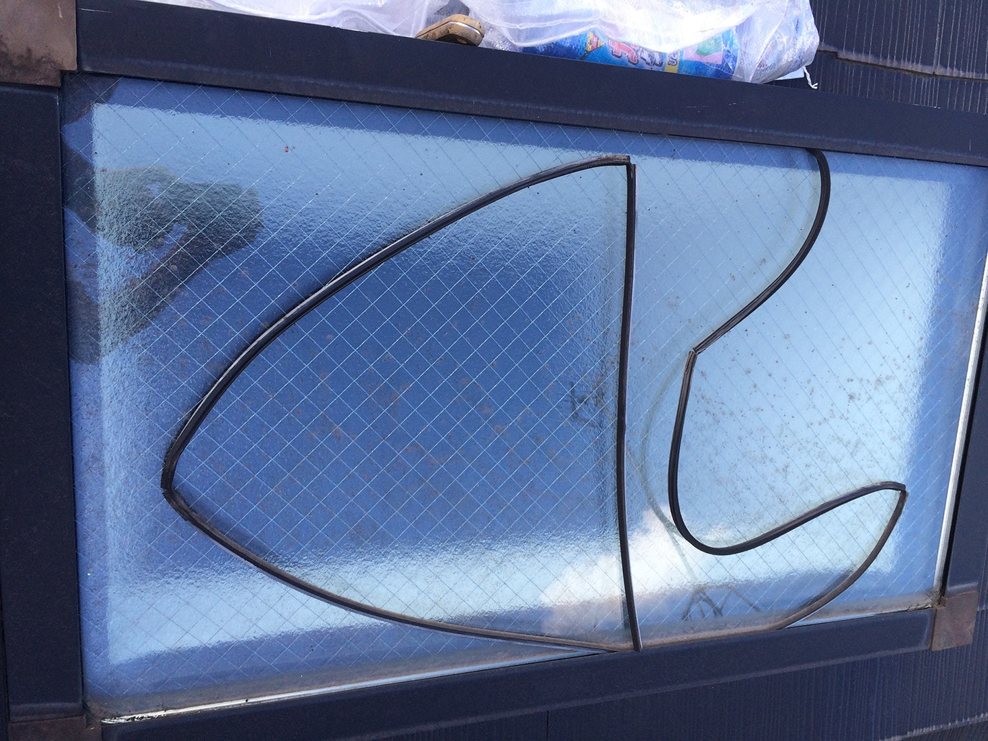 【東京都足立区】「 立山アルミ 」天窓のガラスパッキン劣化による雨漏りの修理工事の事例７