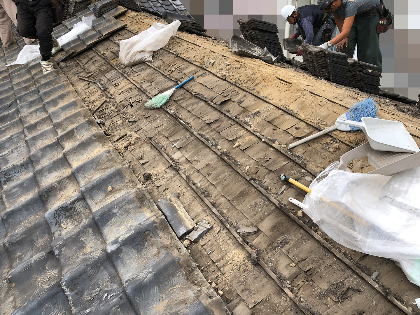 【東京都品川区】和瓦からオークリッジスーパーへ、屋根葺き替え工事の事例　屋根材の撤去