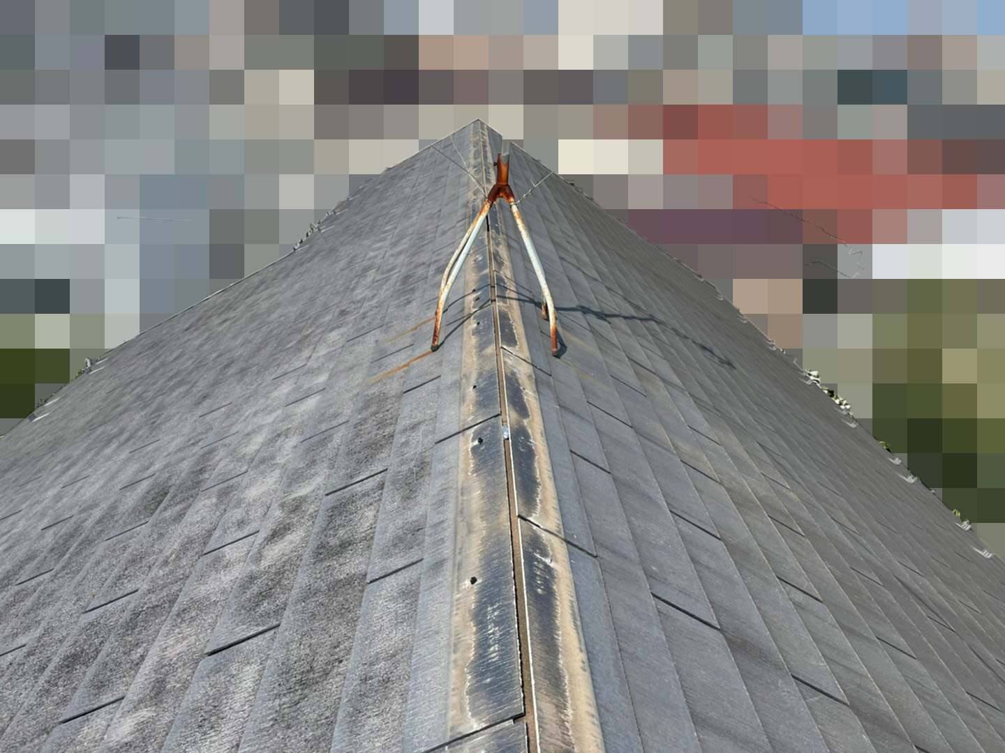 【東京都荒川区】スレート屋根、棟板金の交換工事、ひび割れ補修の事例　棟の撤去
