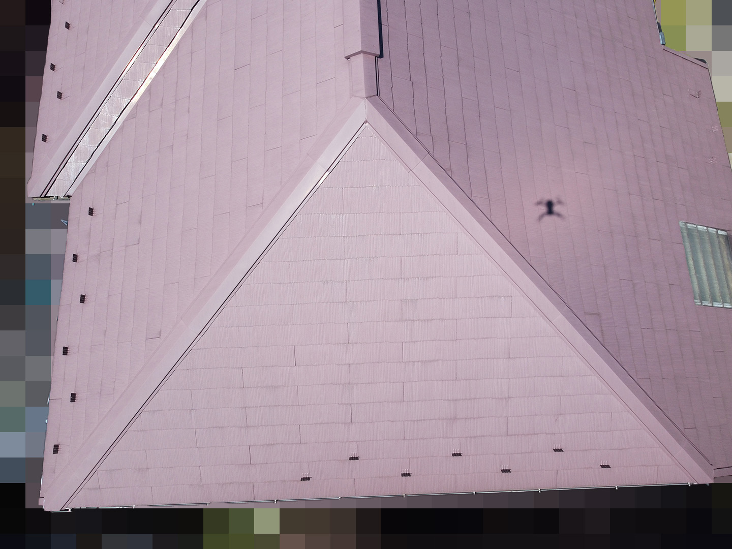 【東京都世田谷区】築２０年、スレート屋根の天窓（ガラス瓦）雨漏りで、屋根点検の事例　東面