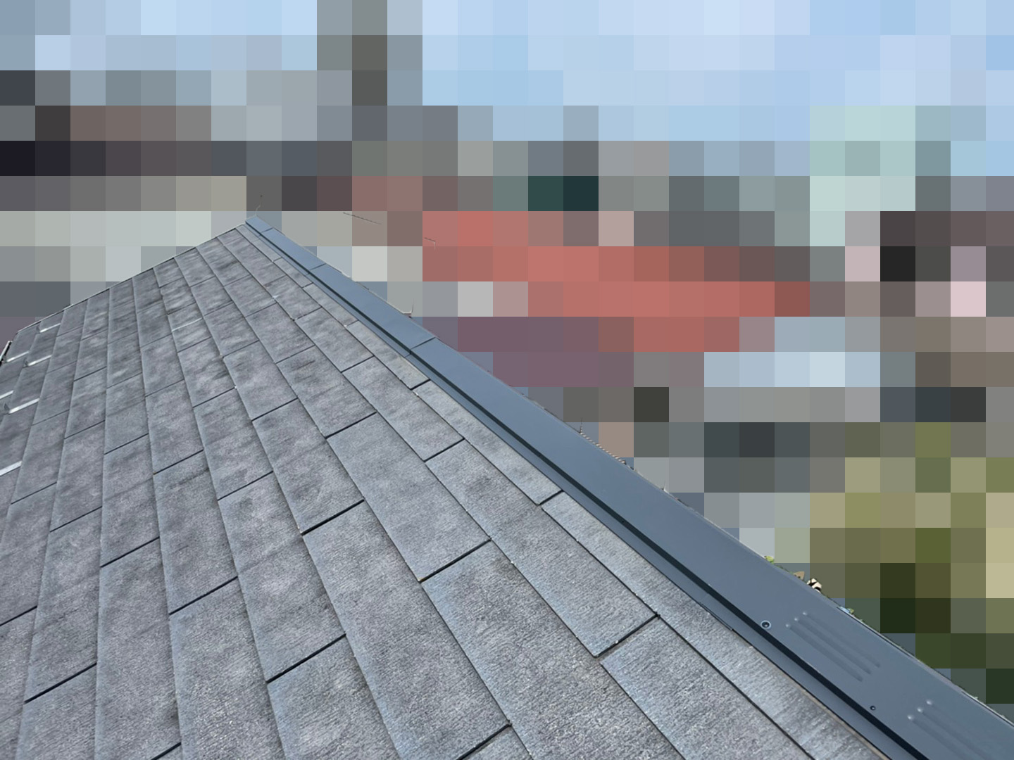 【東京都荒川区】スレート屋根、棟板金の交換工事、ひび割れ補修の事例