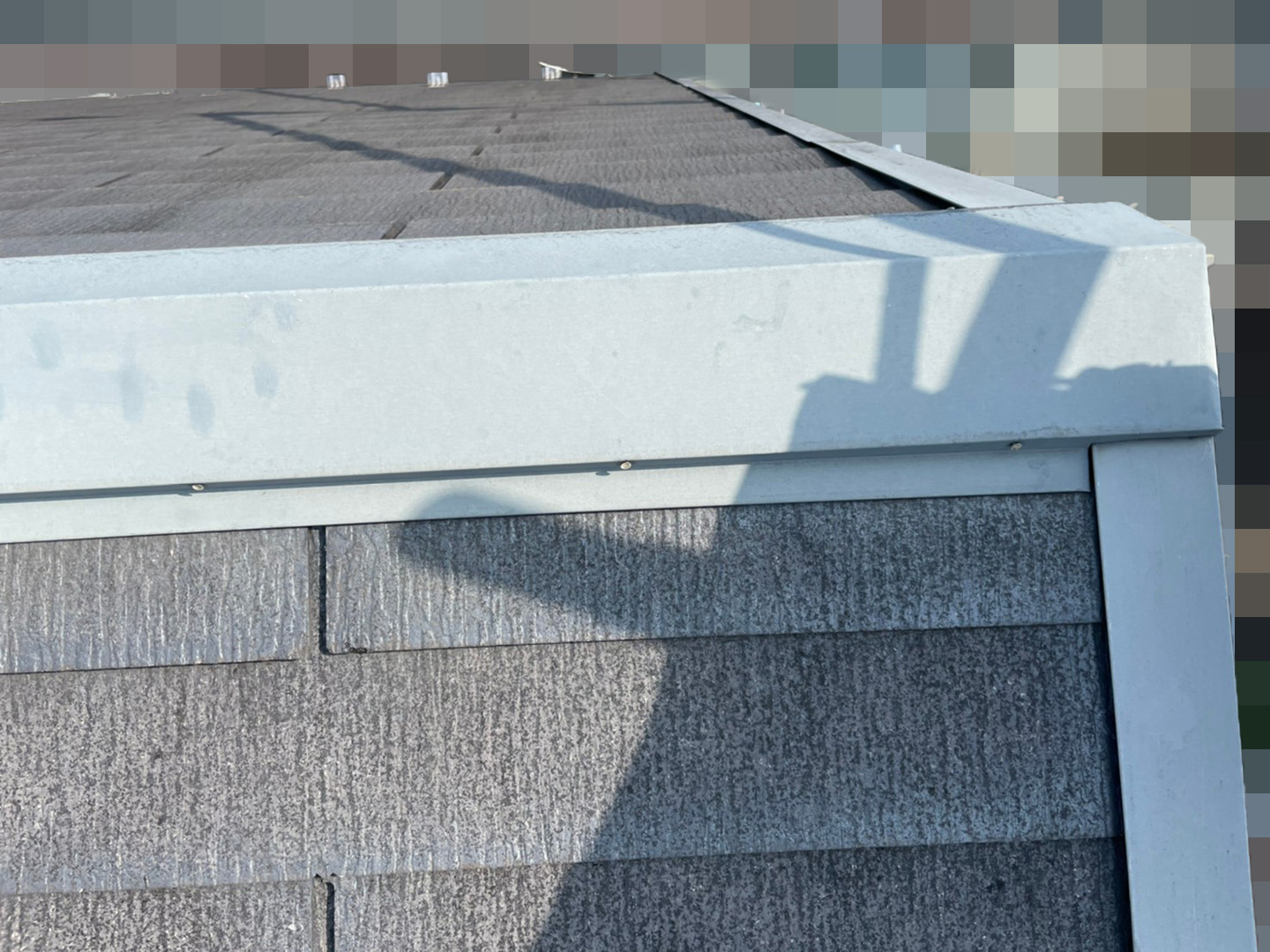 【東京都荒川区】スレート屋根、棟板金の交換工事、ひび割れ補修の事例　棟の状況