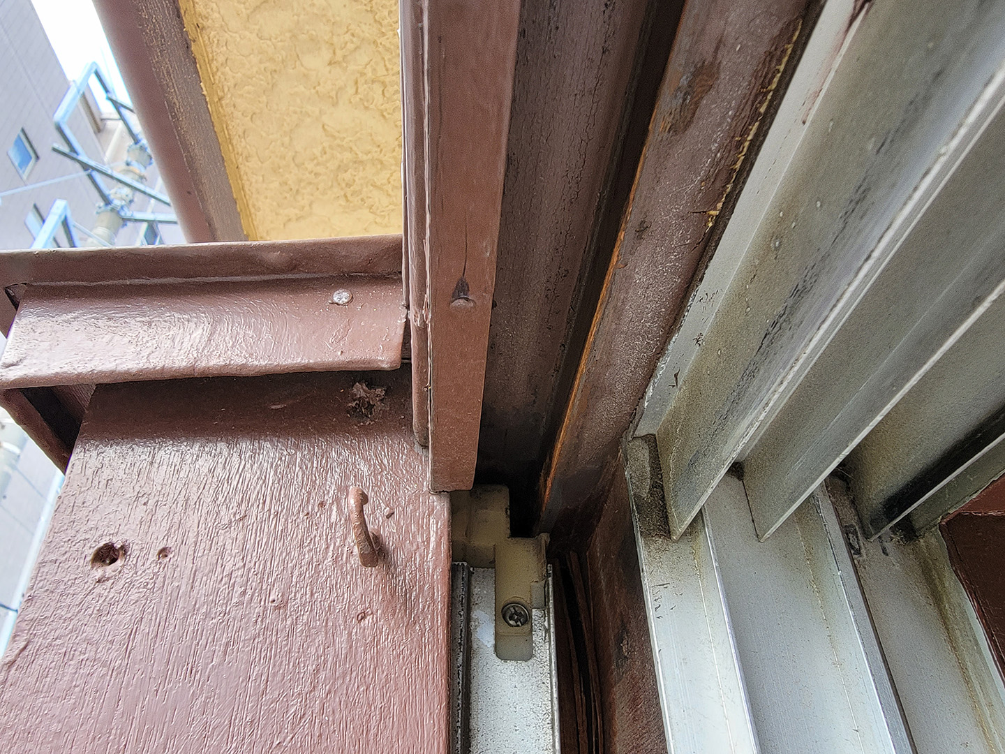 【東京都目黒区】２階の窓枠からの雨漏りで、屋根点検の事例 (散水調査なし)　室内の雨漏り状況