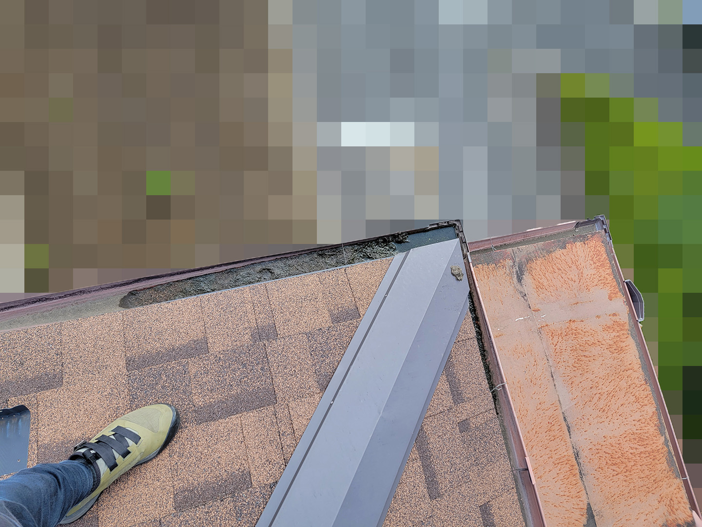 【東京都目黒区】２階の窓枠からの雨漏りで、屋根点検の事例 (散水調査なし)　雨どい南西角　泥の堆積